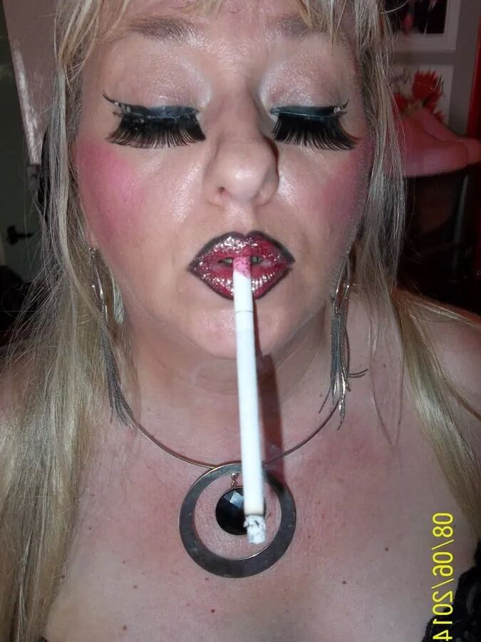 MISTRESS MORITZ SMOKES