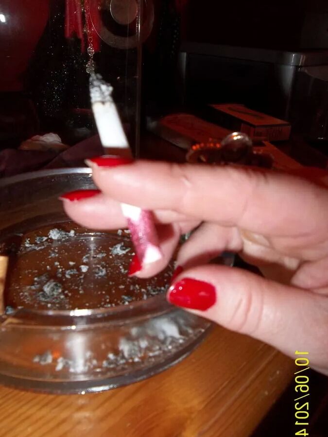 MISTRESS MORITZ SMOKES