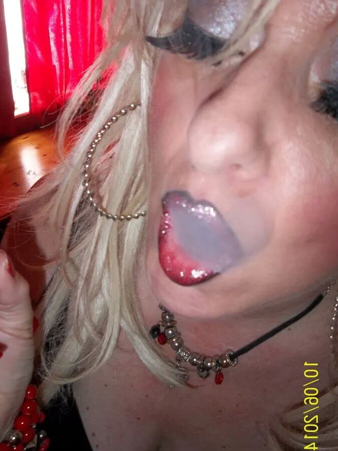 MISTRESS MORITZ SMOKES