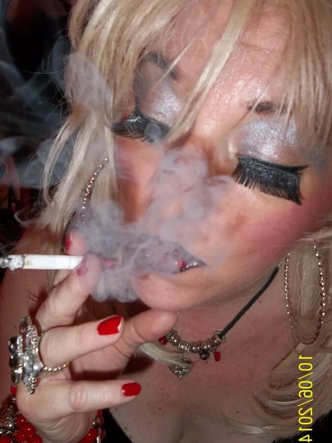 MISTRESS MORITZ SMOKES