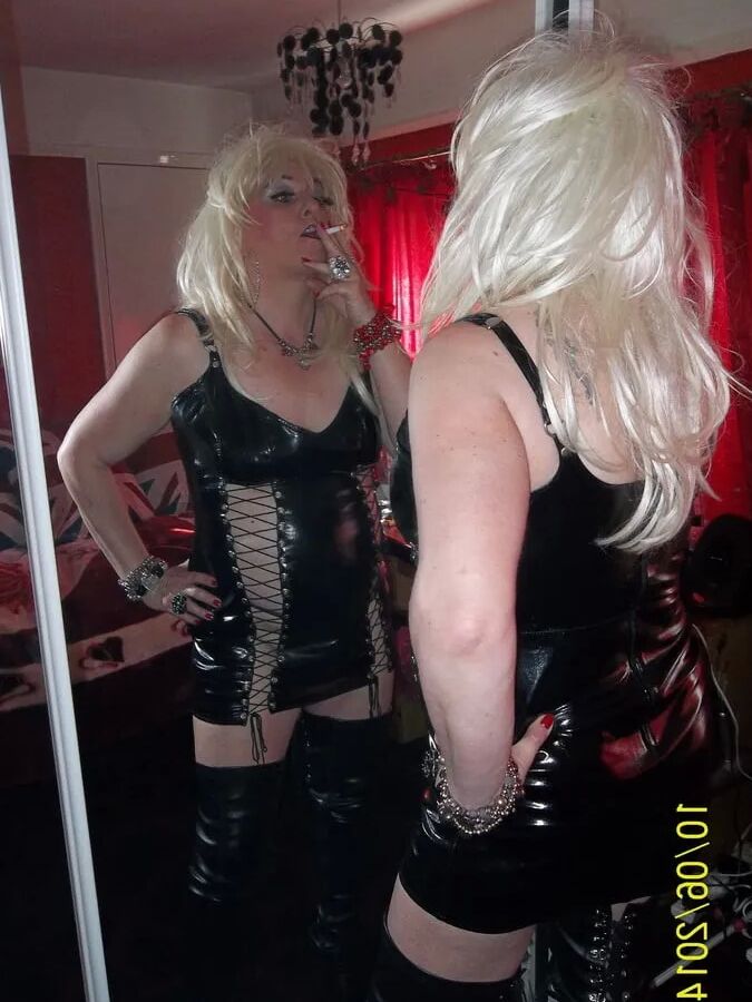 MISTRESS MORITZ SMOKES