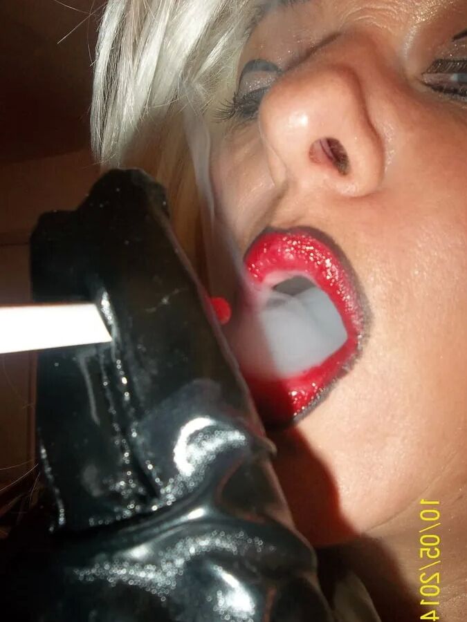 SMOKING SLUT MORITZ