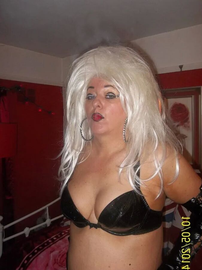 SMOKING SLUT MORITZ