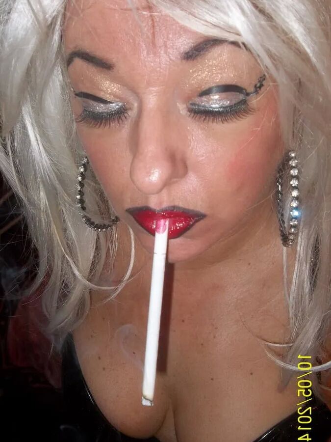 SMOKING SLUT MORITZ