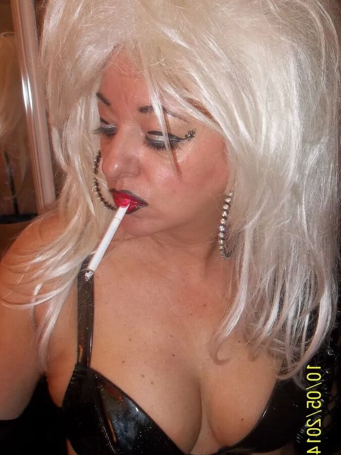 SMOKING SLUT MORITZ