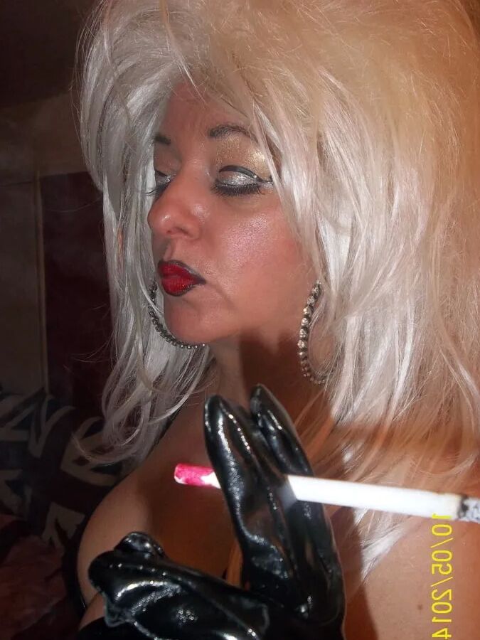 SMOKING SLUT MORITZ