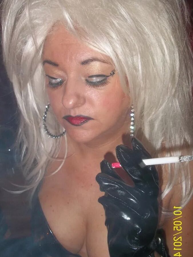 SMOKING SLUT MORITZ