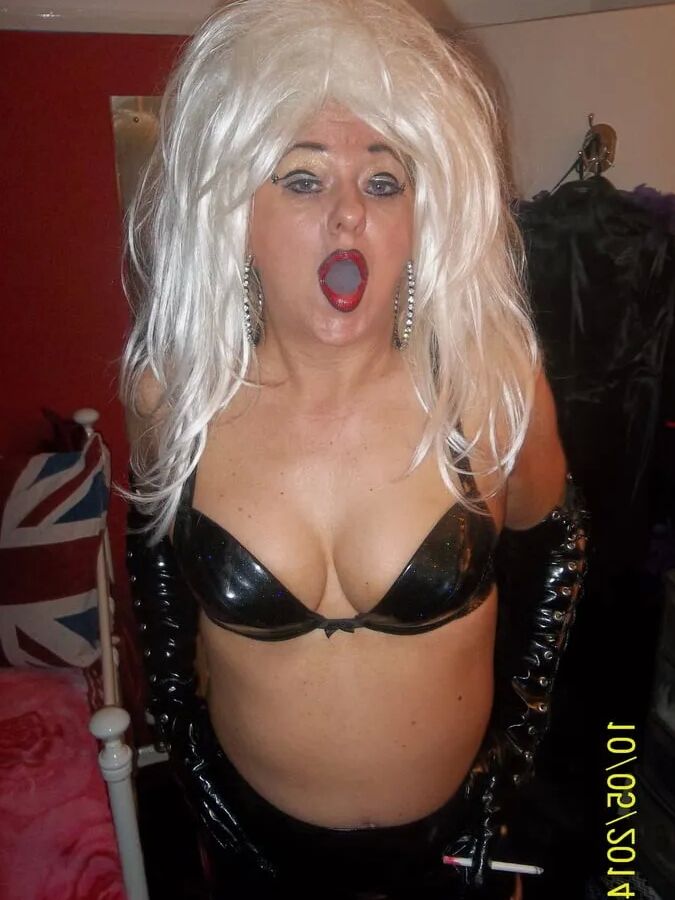 SMOKING SLUT MORITZ