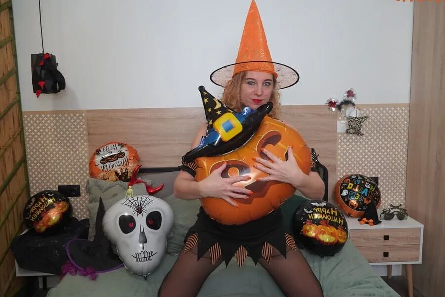Marta Is A Horny Witch For Halloween