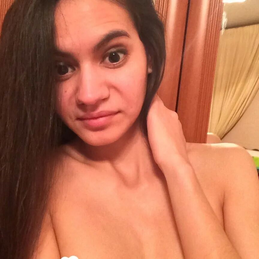 Serbian hottie shows a closeup of her cunt