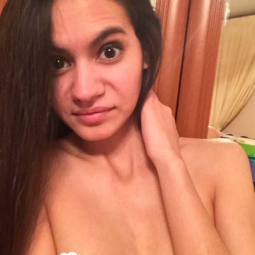 Serbian hottie shows a closeup of her cunt
