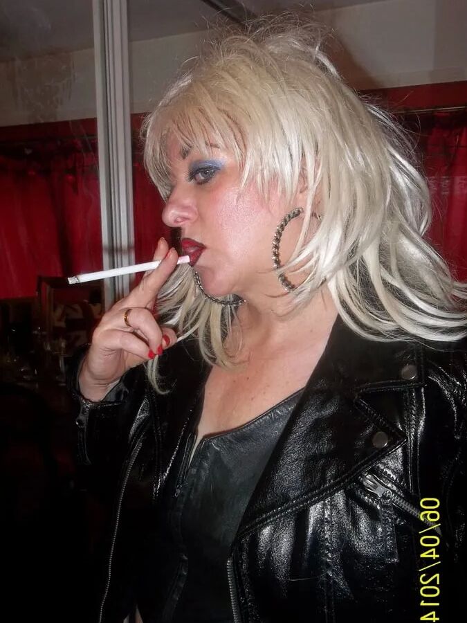 SUNDAY SMOKING WIFE