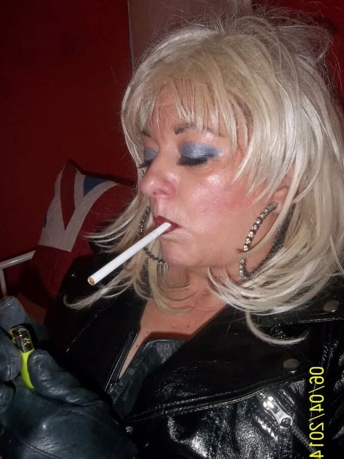 SUNDAY SMOKING WIFE