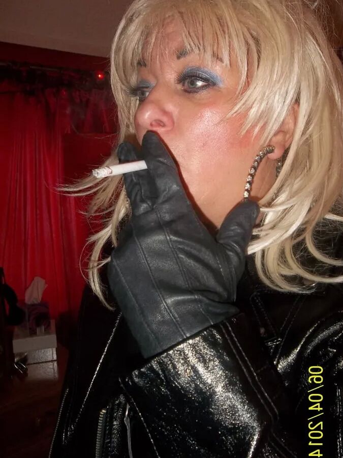 SUNDAY SMOKING WIFE