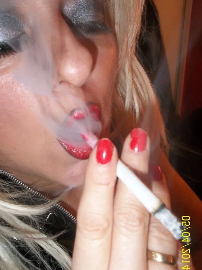 SMOKING WIFE