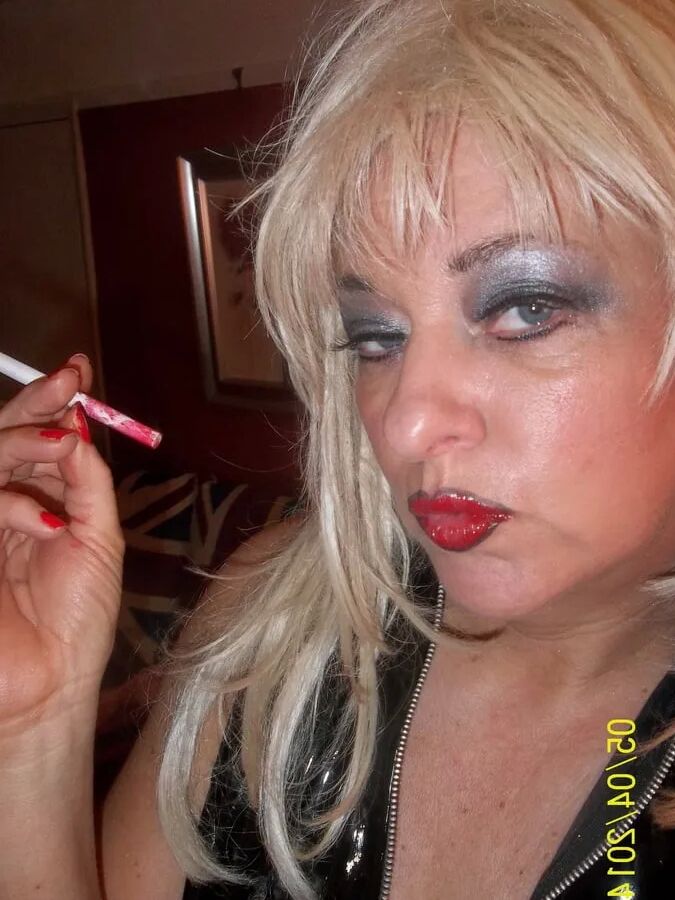 SMOKING WIFE