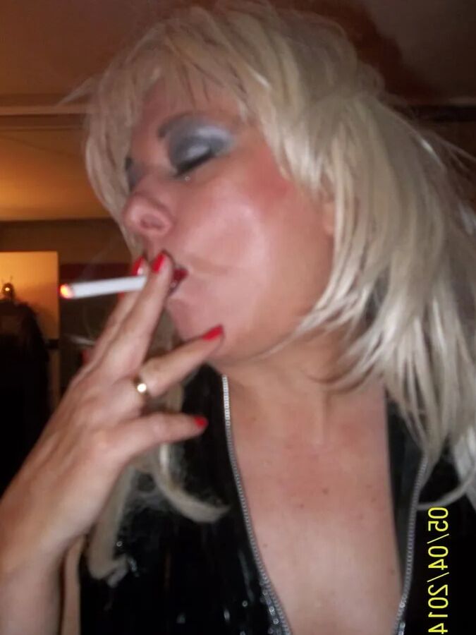 SMOKING WIFE