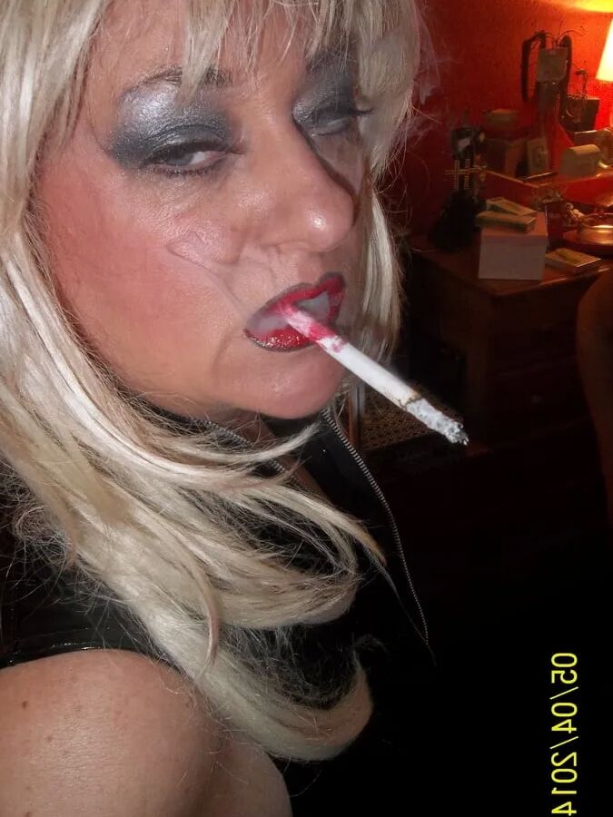 SMOKING WIFE