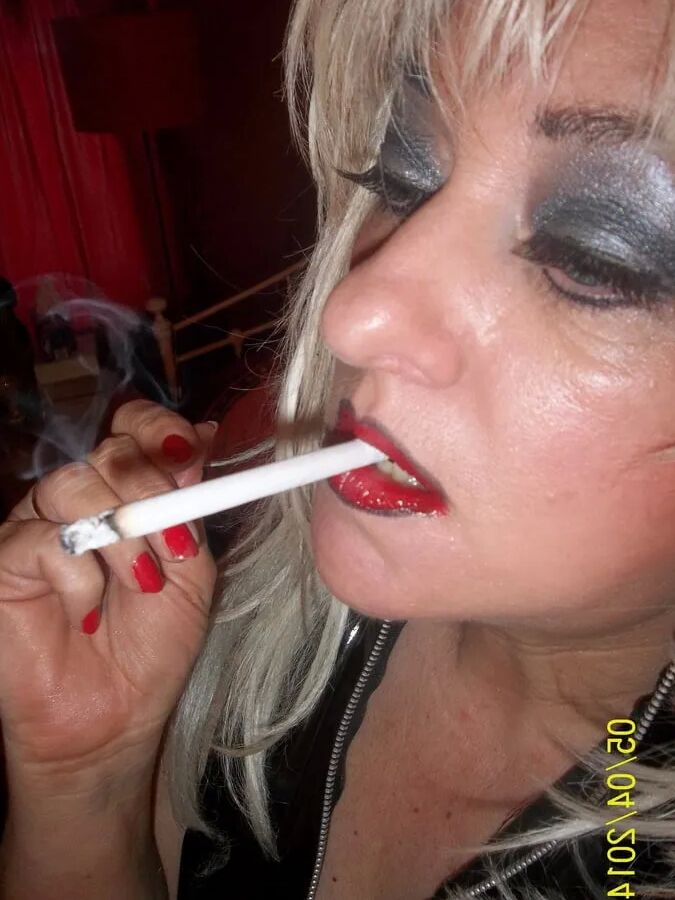 SMOKING WIFE