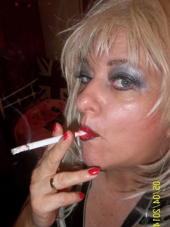 SMOKING WIFE