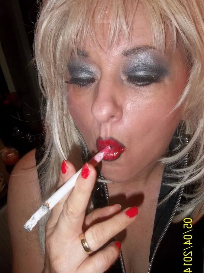 SMOKING WIFE