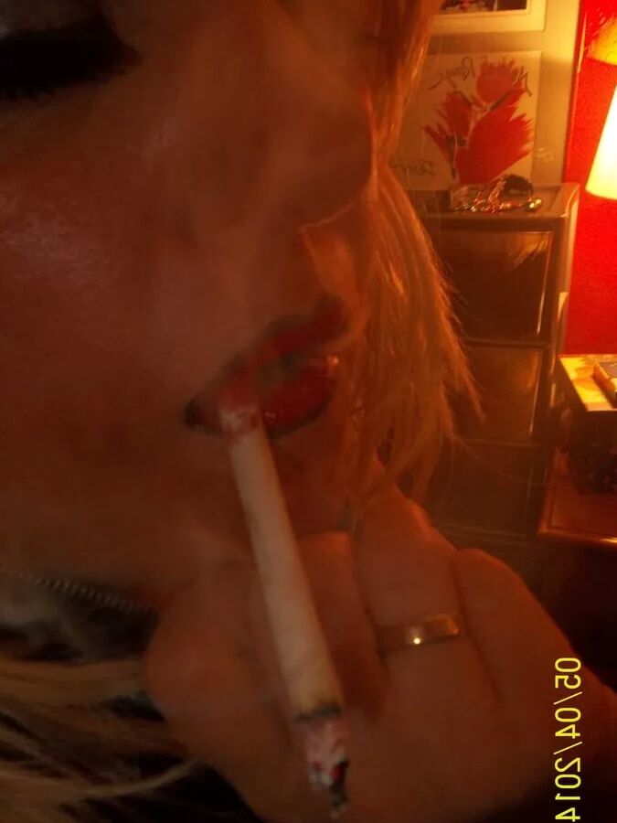 SMOKING WIFE
