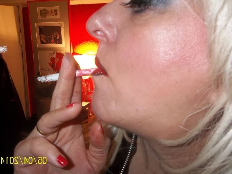 SMOKING WIFE
