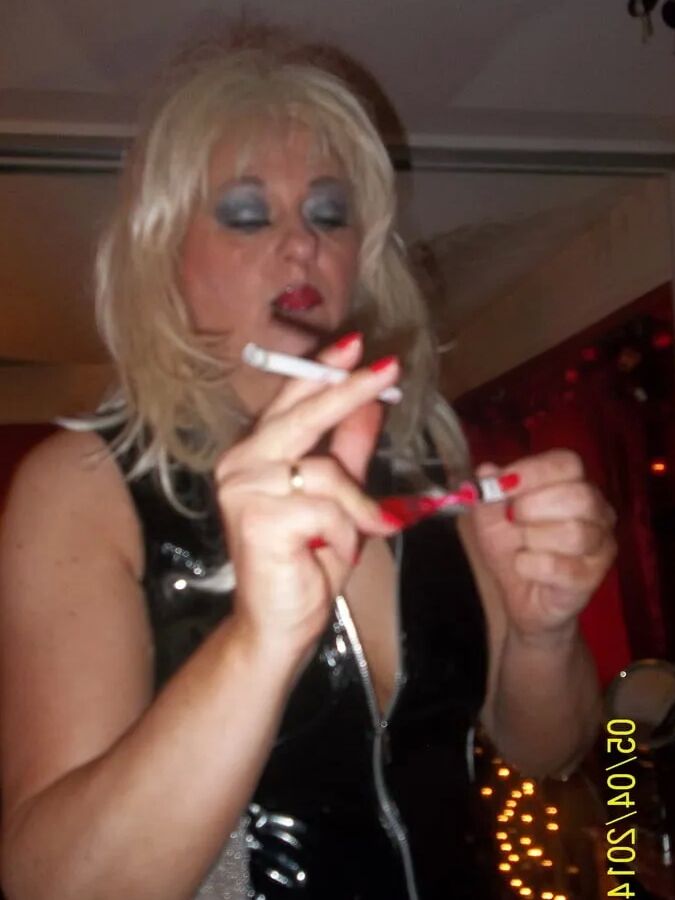 SMOKING WIFE