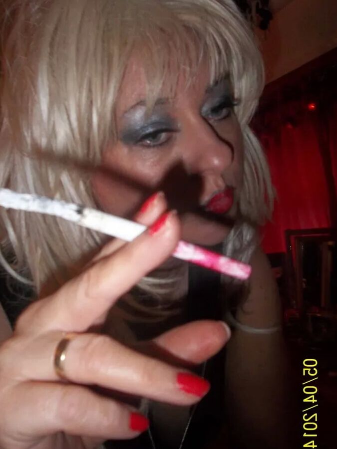 SMOKING WIFE