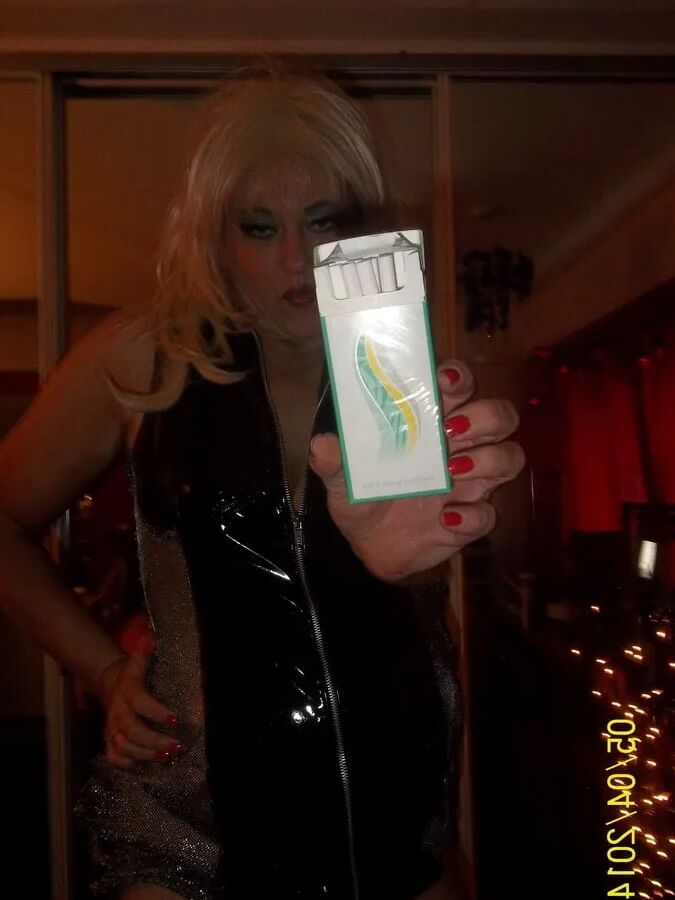 SMOKING WIFE