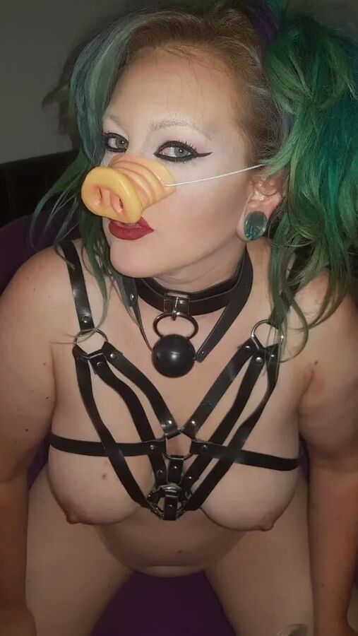 Pigslut MILF Amy Leaf