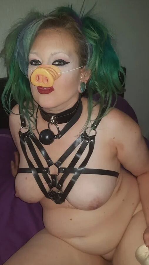 Pigslut MILF Amy Leaf