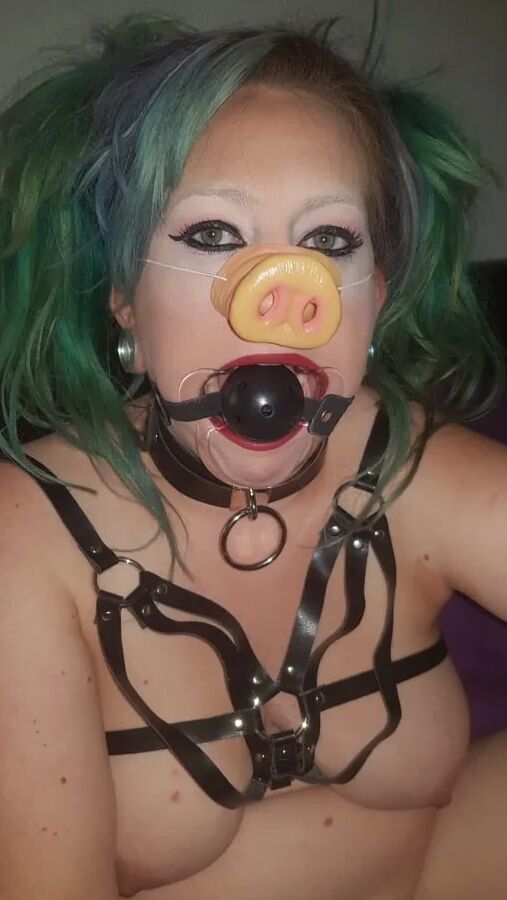 Pigslut MILF Amy Leaf
