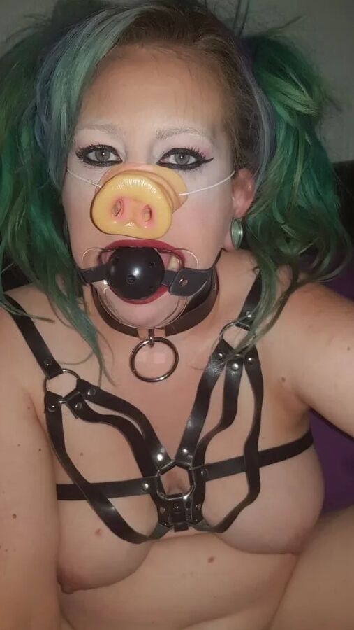 Pigslut MILF Amy Leaf