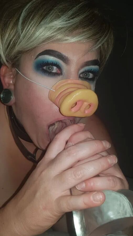 Piglust blonde MILF Amy Leaf