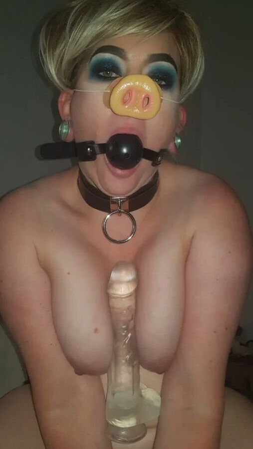 Piglust blonde MILF Amy Leaf