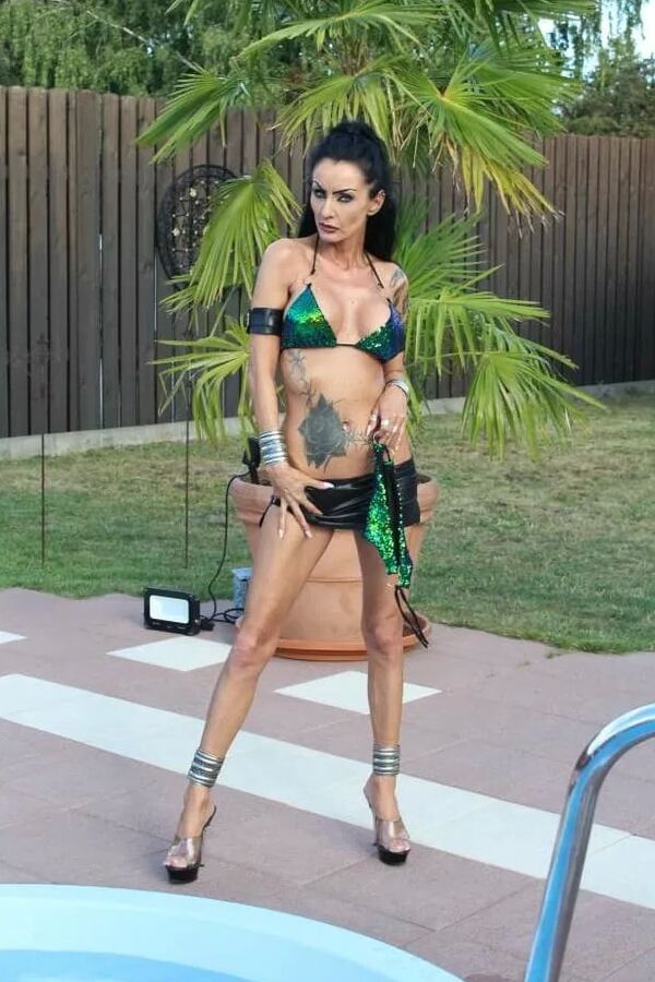 Photo shooting with Sidney Dark at the pool