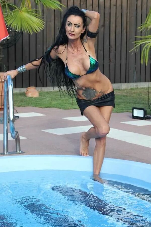 Photo shooting with Sidney Dark at the pool