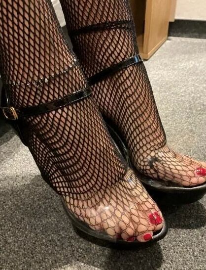 Pissing in Fishnet Pantyhose on Gloves