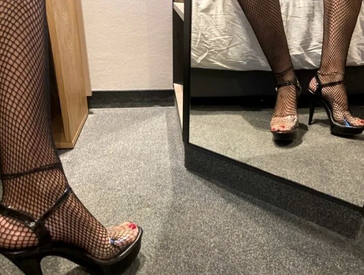 Pissing in Fishnet Pantyhose on Gloves