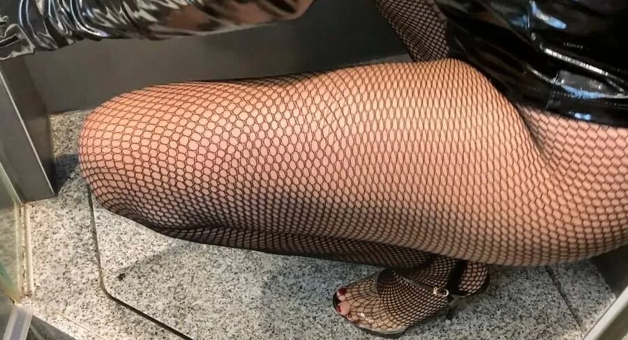 Pissing in Fishnet Pantyhose on Gloves