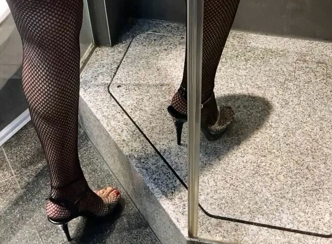 Pissing in Fishnet Pantyhose on Gloves