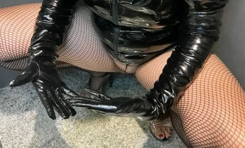 Pissing in Fishnet Pantyhose on Gloves
