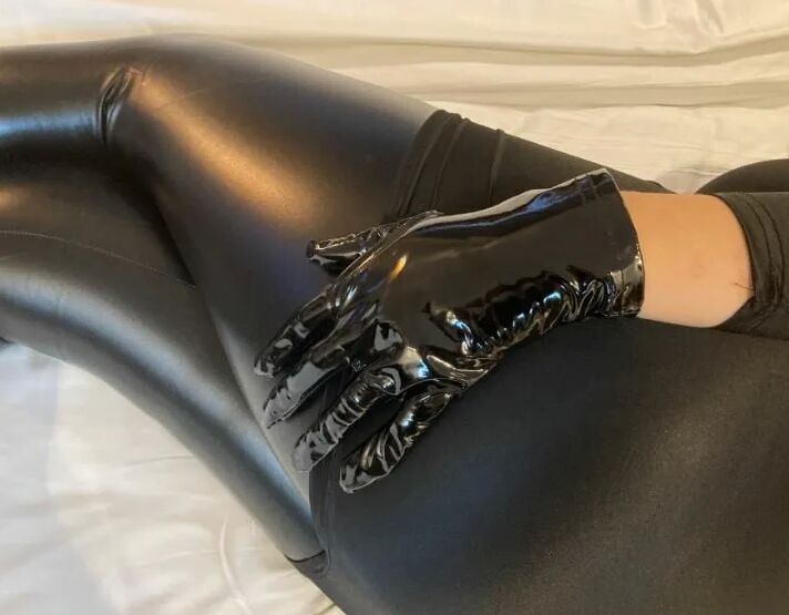 Wetlook Leggings and Sandals