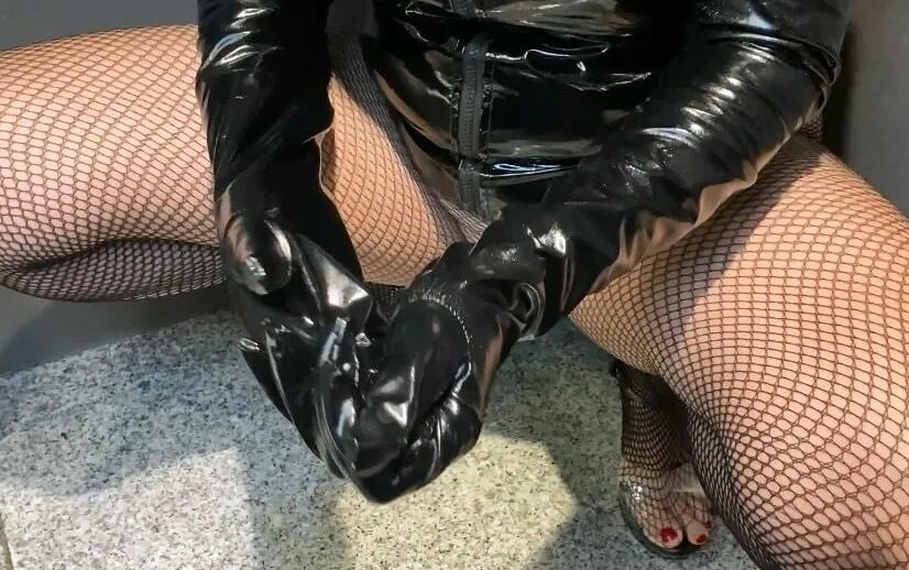 Pissing in Fishnet Pantyhose on Gloves
