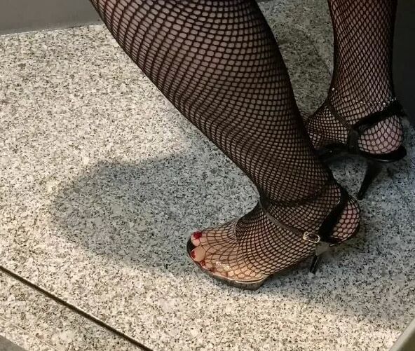 Pissing in Fishnet Pantyhose on Gloves