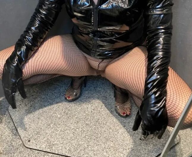 Pissing in Fishnet Pantyhose on Gloves