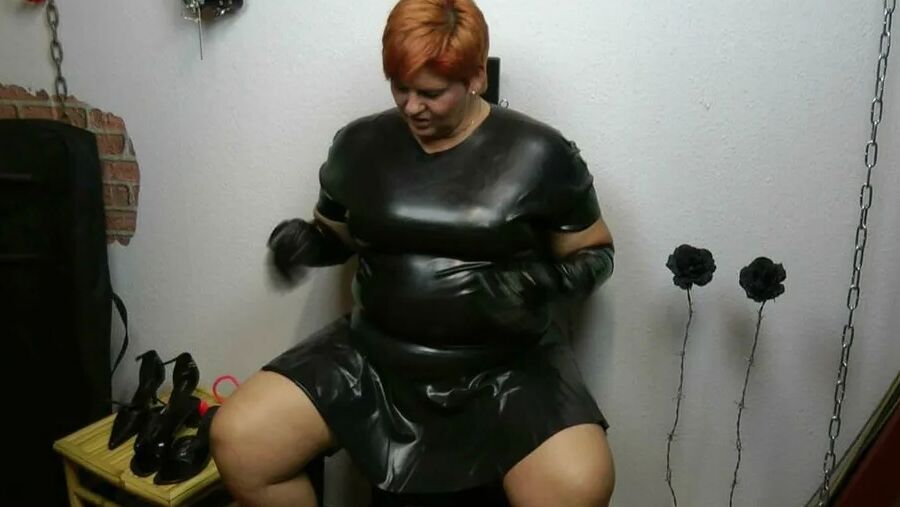I'm waiting in latex and latex gloves