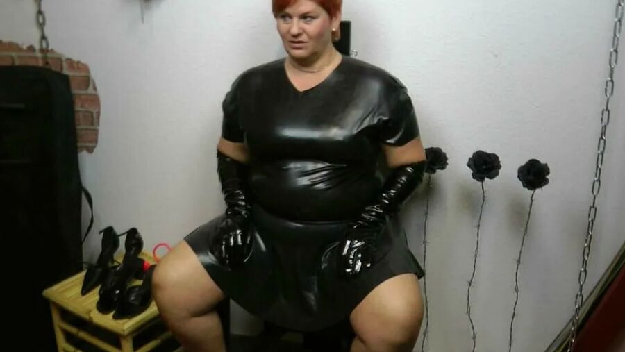 I'm waiting in latex and latex gloves