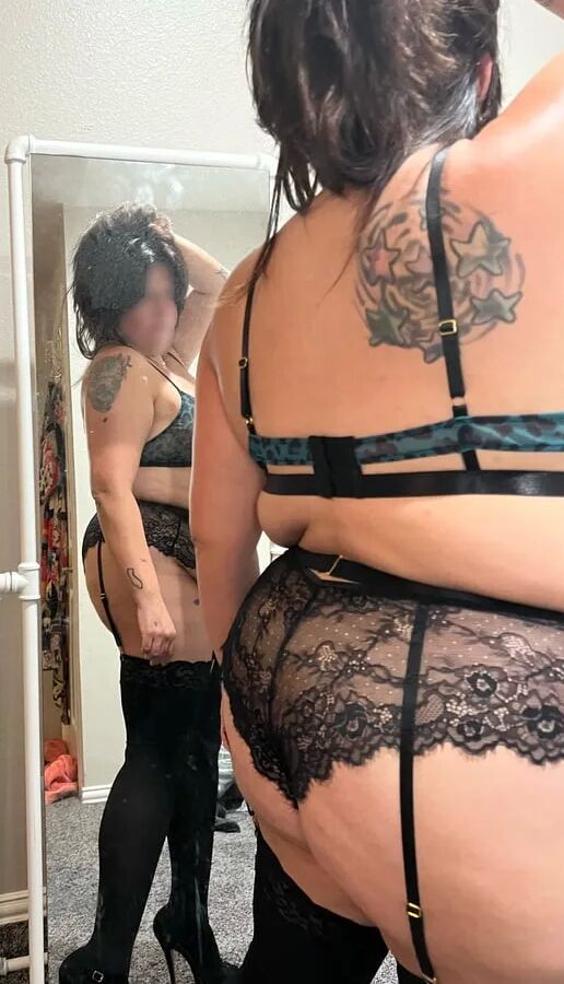 Sexy slut wife posing for neighbor